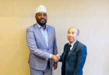 Ahmed Madoobe oo Nairobi kula kulmay Safiirka Mareykanka ee Arimaha Soomaaliya (Sawiro).