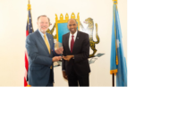 Kaaliyaha Xoghayaha Arimaha Dibada Mareykanka oo yimid Muqdisho (SAWIRO).