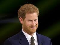 Prins Harry oo iska casilay xilkii uu ka hayay Boqortooyada Ingiriiska.