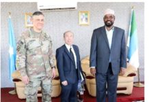 Safiirka Mareykanka ee Soomaaliya iyo Taliyaha hawlgalka AFRICOM oo kulan la qaatay Axmed Madoobe