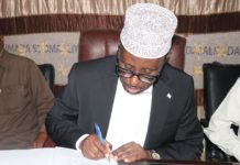 Madaxweyne shariif sheekh Axmed oo saxiixay buugga Tacsida Ra’iisal wasaarihii hore ee Soomaaliya