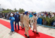 Madaxweyne Farmaajo oo Ubax dhigay Taalada Dhagax Tuur