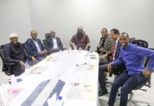 Axmed Madoobe oo wasiiro Mucaarad ku ahaa kula kulmay Garoowe