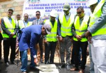 Madaxweyne Deni oo dhagax dhigay dhismaha wadooyinka Gaalkacyo