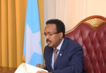 Madaxweyne Farmaajo oo Saxiixay Heshiiskii Siyasadeed ee Doorashooyinka Dadban labada Aqal Baarlamaanka Soomaaliya ay Meelmariyeen