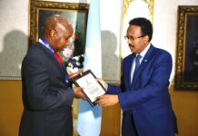 Madaxweyne Farmaajo oo Abaalmarin Gudoonsiiyay Shaqaalaha wasaarada Duulista