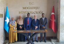 Gudoomiyaha gudiga doorashooyinka heer Federaal oo la kulmay Safiirka Turkiga ee Soomaaliya