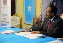 Madaxweyne Farmaajo oo saxiixay 13ka Kursi Gobolka Banaadir uu ku yeelanayo Aqalka sare