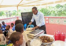 Ra’iisul Wasaare Rooble oo la qadeeyay Caruurta Agoonta ah ee Ciidanka Booliska Soomaaliyeed