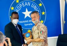 Wasiiru Dawlaha Wasaarada Dhalinyarada iyo Sportiga oo Qalab Sporti ka Gudoomay Saraakiisha Midowga Yurub ee Soomaaliya :Sawiro