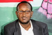 Shacabka Degmada Xamar Jajab oo Cabasho ka Muujiyay Lacago uu ku soo rogay Mamulka Degmadaasi