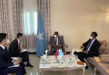 Wasiiru Dawlaha Wasaarada Arimaha dibada iyo Safiirka Shiinaha ee Soomaaliya oo kulan wada yeeshay