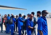 Maxaabiistii lagu wareejiyay dowladda Soomaaliya oo Muqdisho la keenay