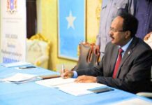 Farmaajo oo saxiixay Sharciga muddo kordhinta ee Baarlamaanka ansixiyeen