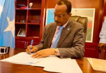 Wasiirka Difaaca ee Xukuumadda Soomaaliya oo Saxiixay Siyaasada Xuquul Insaanka ee wasaaradaasi