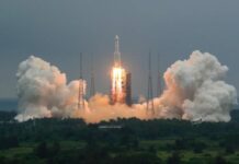 Dayax Gacmeed Shiinuhu hawada u direy oo dhulka ku soo dhacayo dhowaan