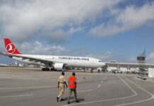 Muwaadiniin Soomaaliyeed oo laga tarxiilay dalka Turkiga oo dhaawac culus u geestay shaqaalaha diyaaradda Turkish Airlines.