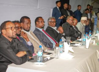 Guddoomiye Ku-xigeenka 2-aad ee Golaha Wakiillada Dowladda Puntland Hon Mohamed Mahamud Esse oo Muqdisho kaga qayb galay kulan ay yesheen xildhibaano iyo golaha mustaqbalka Somaliyeed