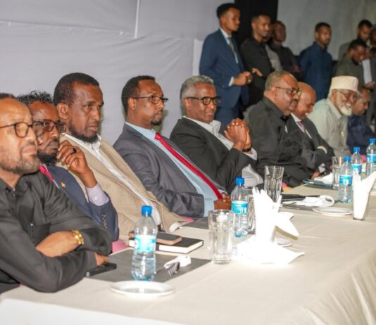 Guddoomiye Ku-xigeenka 2-aad ee Golaha Wakiillada Dowladda Puntland Hon Mohamed Mahamud Esse oo Muqdisho kaga qayb galay kulan ay yesheen xildhibaano iyo golaha mustaqbalka Somaliyeed